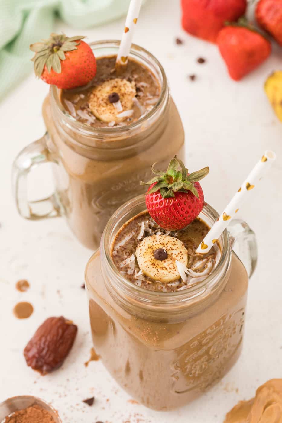 chocolate weight gain 1,000 calorie smoothie served in two jars.