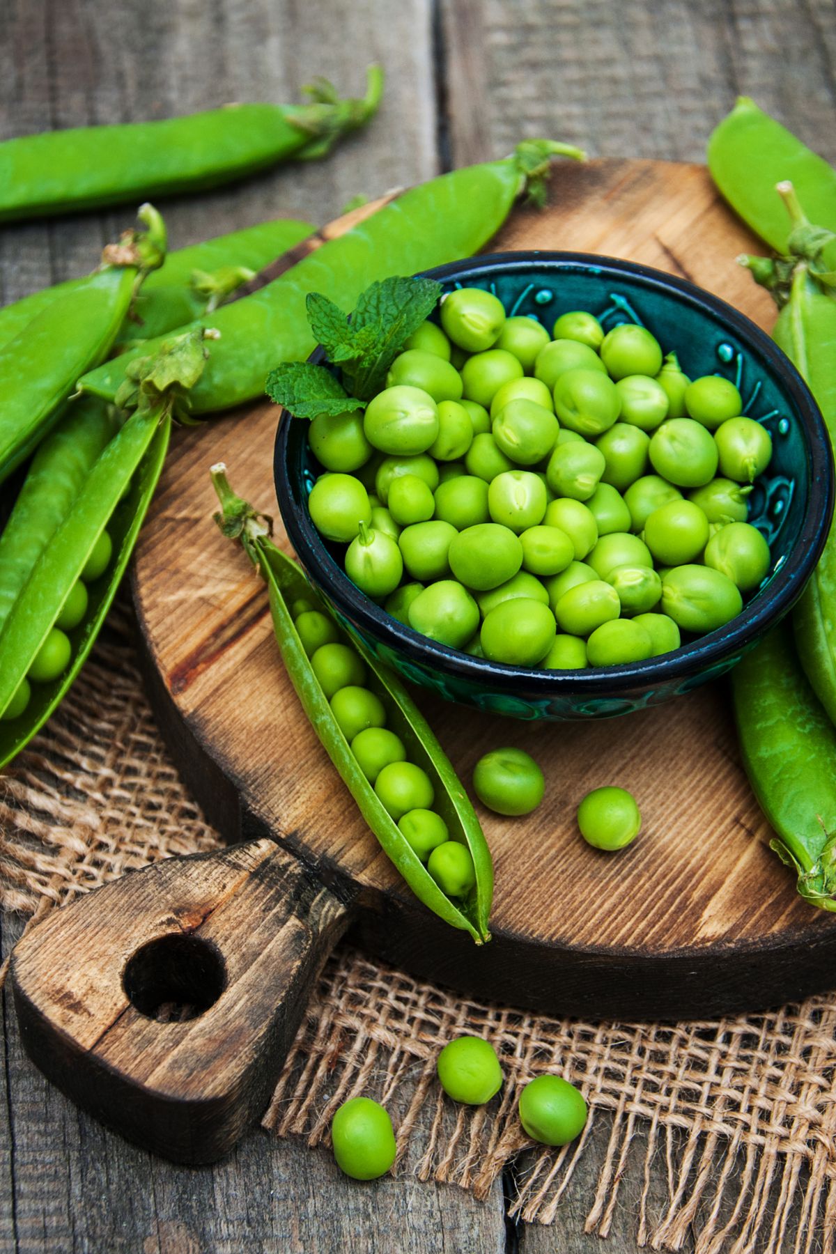 photo of green peas on table.